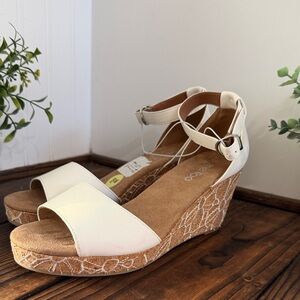 NWT Me Too Seneca Women's Cream Wedge Sandals